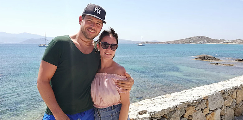 Karo und Alex in Naxos am Strand in der Sonne